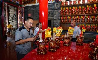 總幹事與委員在廟內準備廟內斗燈